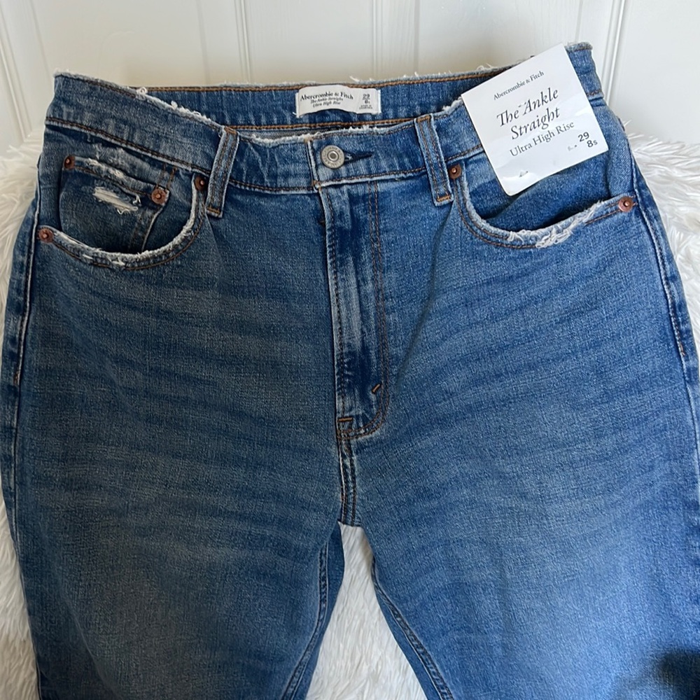 NWT- Abercrombie Ankle Straight Ultra High Rise - 29s/8 short